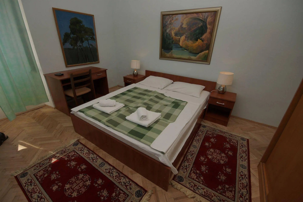 LaRos Apartments