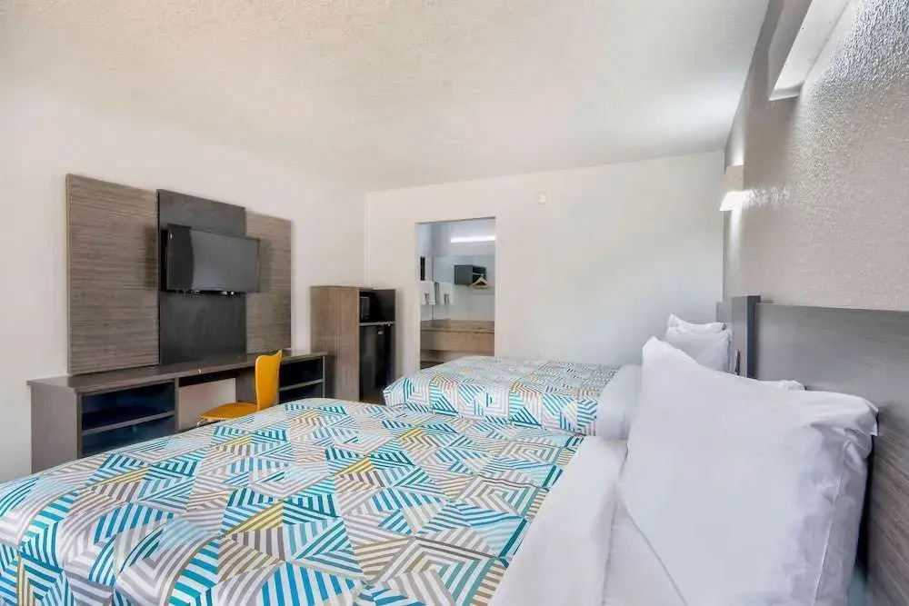 Econo Lodge Inn & Suites