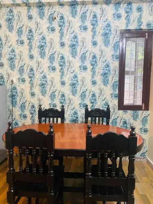 Cheerful 2 bed room flat with parking near forest.