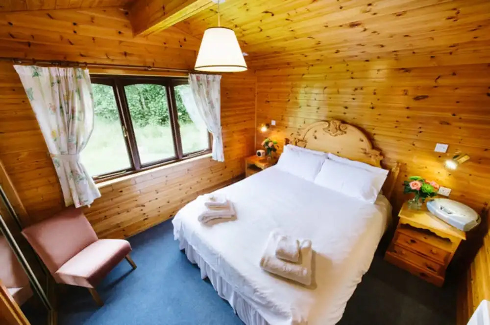 Lapwing Lodge with loch and mountain view