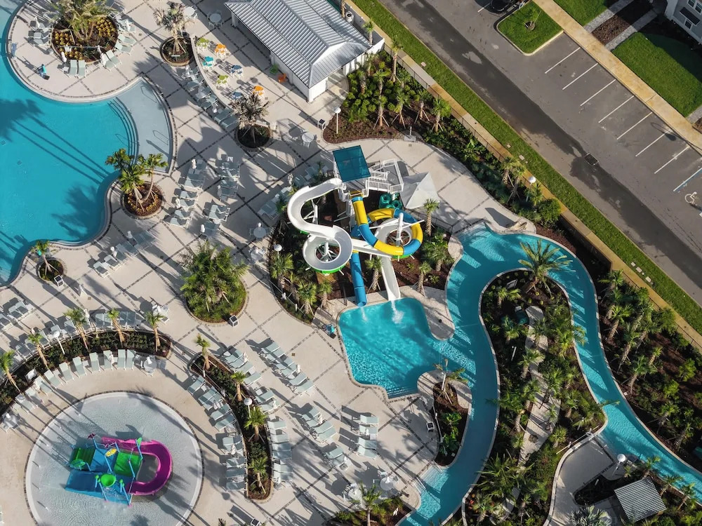 Chic 10br Retreat With Themed Rooms & Pool