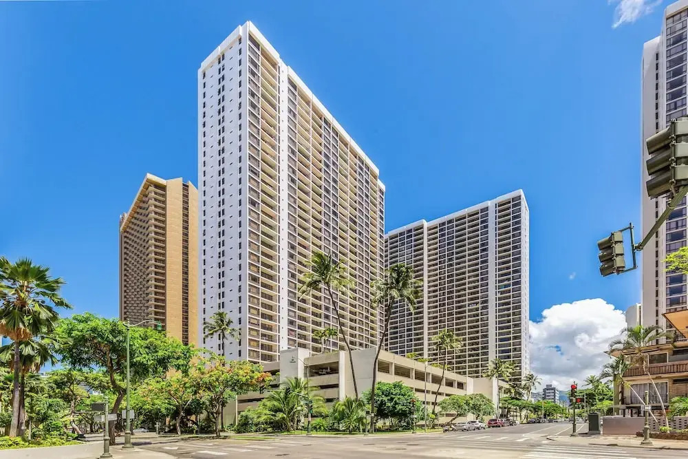 Waikiki Banyan 3409