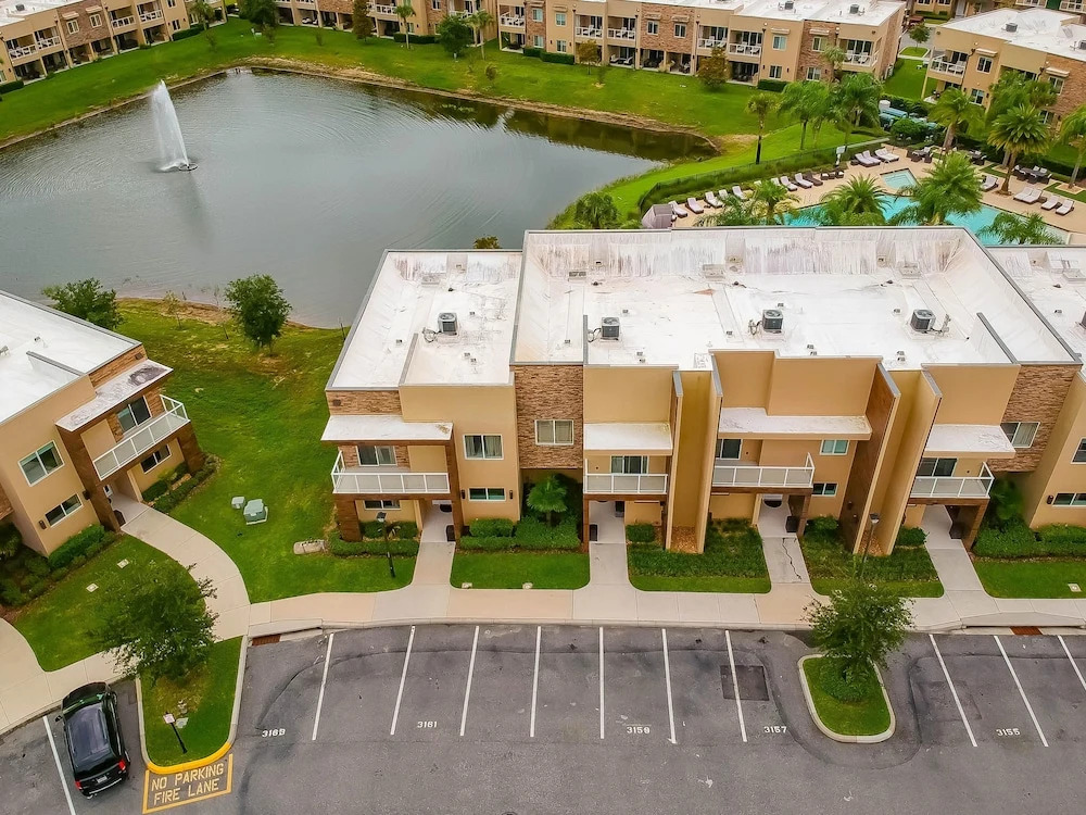 Beautiful Townhome Overlooking The Lake And The Pool