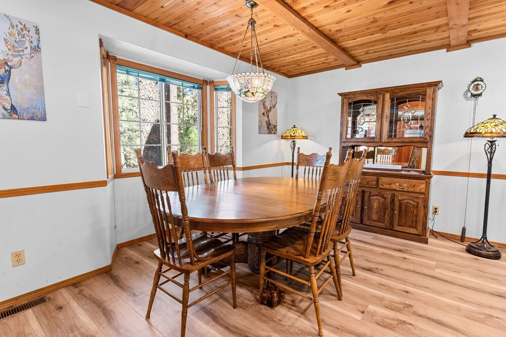 Sugarpaw Cottage - Very Private Cabin Nestled Amongst Towering Pines In This Cozy Mountain Home! 3 Bedroom Cabin