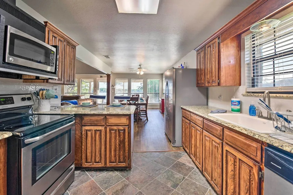 Lakefront Home < 3 Miles to Historic Granbury!