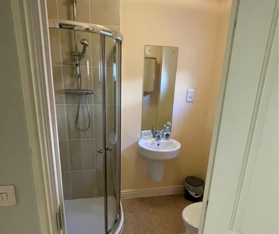 Holiday Home In Cardiff, Sleeps 8