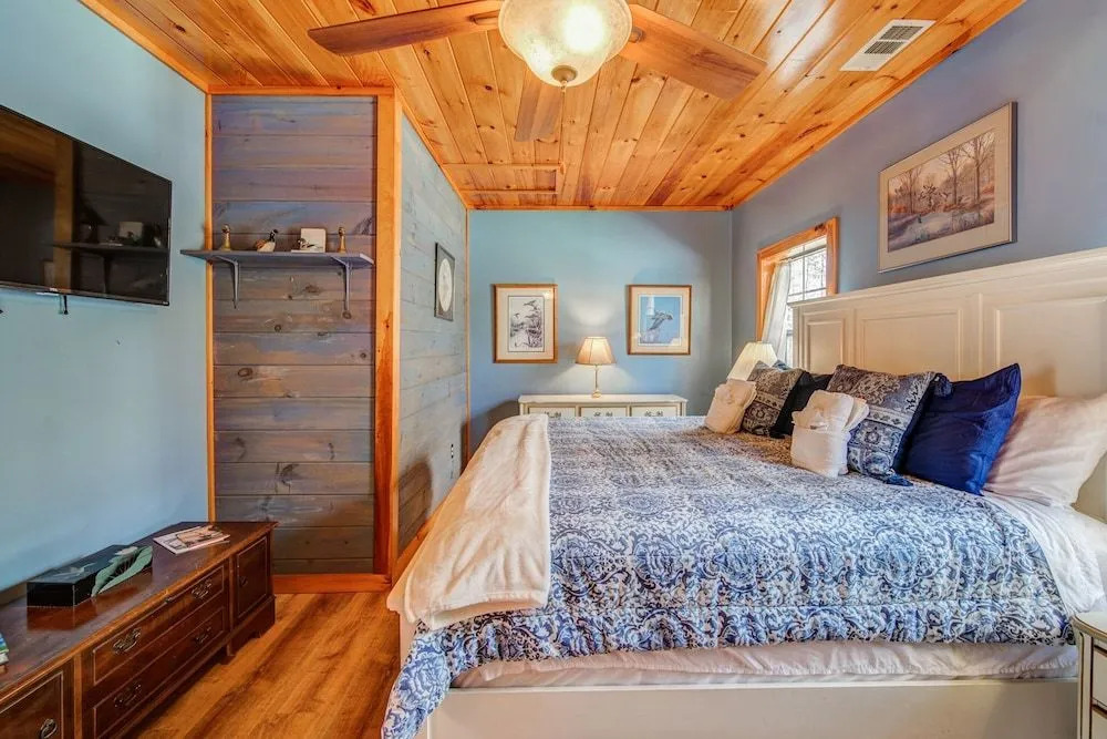 Blueridge Retreat Private 4 BDR Cabin Sleeps 10!