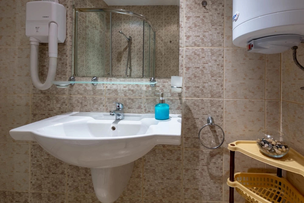 Quiet One Bedroom Apartment with Kitchenette in Avalon Complex