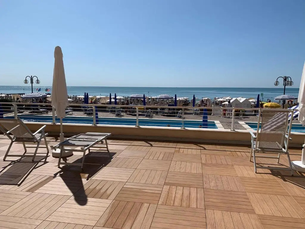 Sea view apartment with swimming pool