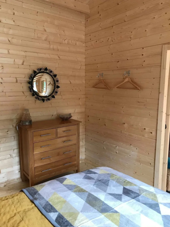 Off Grid Cabin Sleeps 2 Pets Ok 20 min to Dunoon