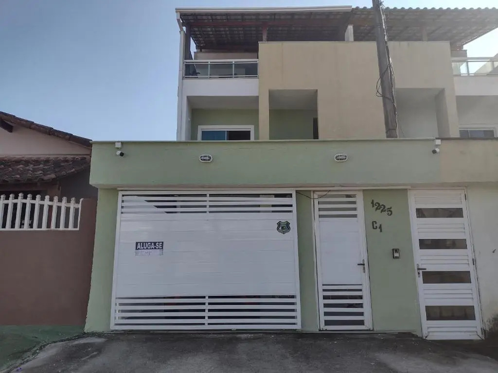 Casa 3 andares a 100 metros de Costa Azul.