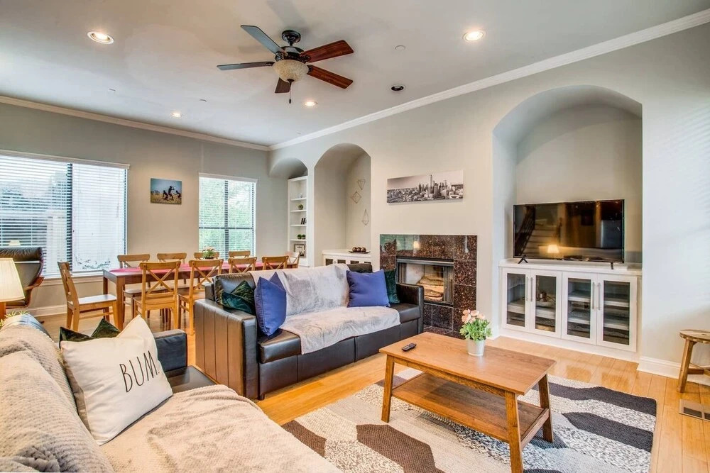 2 Huge Townhouses in Oak Lawn PERFECT for groups