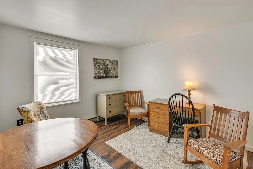 Walk to Restaurants & Markets: Machias Home!