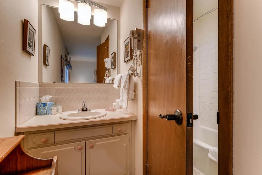 Westwind 109 1BD 1.5ba Gold Condo
