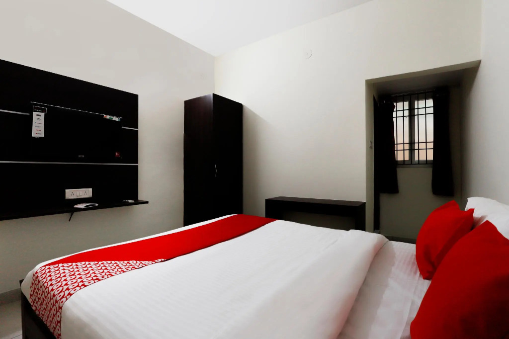 OYO 67036 Rr Residency