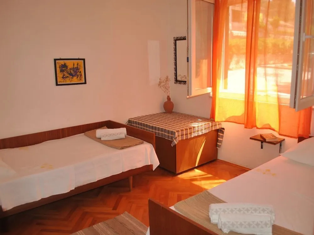 Nice 2-bedroom Private House, 50 m Beach, Sutivan