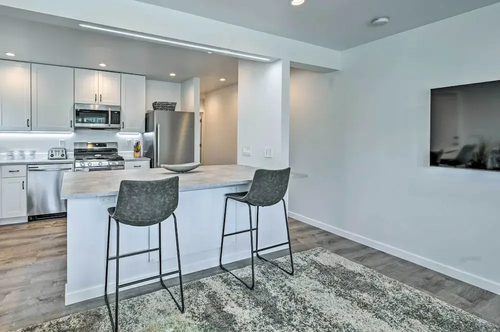 Mod San Diego Apt w/ Patio - Walk to Harbor!