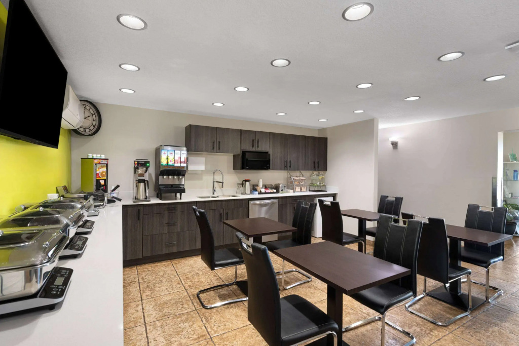 Super 8 by Wyndham Fort McMurray