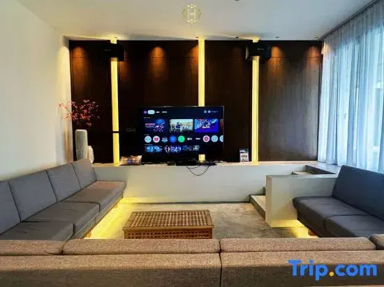 The Luxurious 231, Lake House Villa