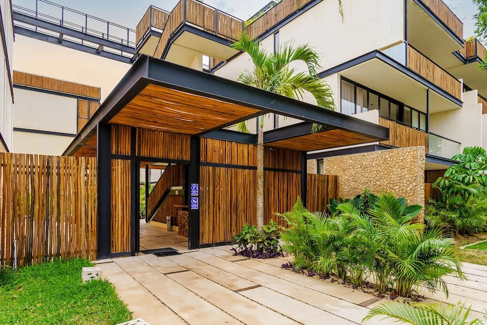 Luminous Private Pool Condo & Communal Rooftop Pool Lounge