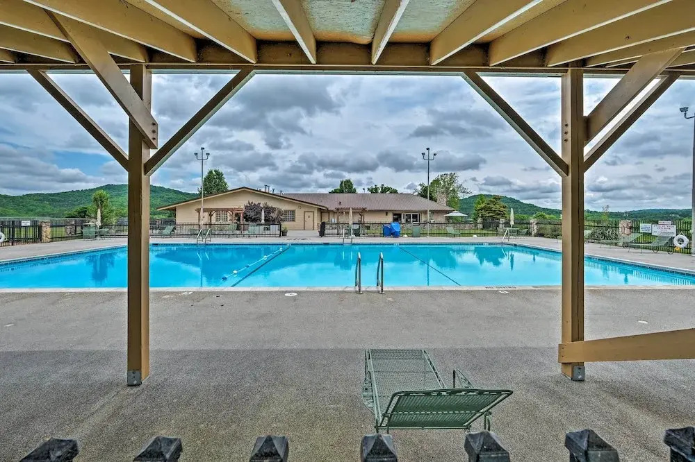 Eureka Springs Family Home - 1/2 Mi to Marina!