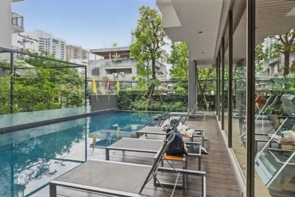 S39- 1 BR Downtown Bangkok Apt with Balcony and Pool