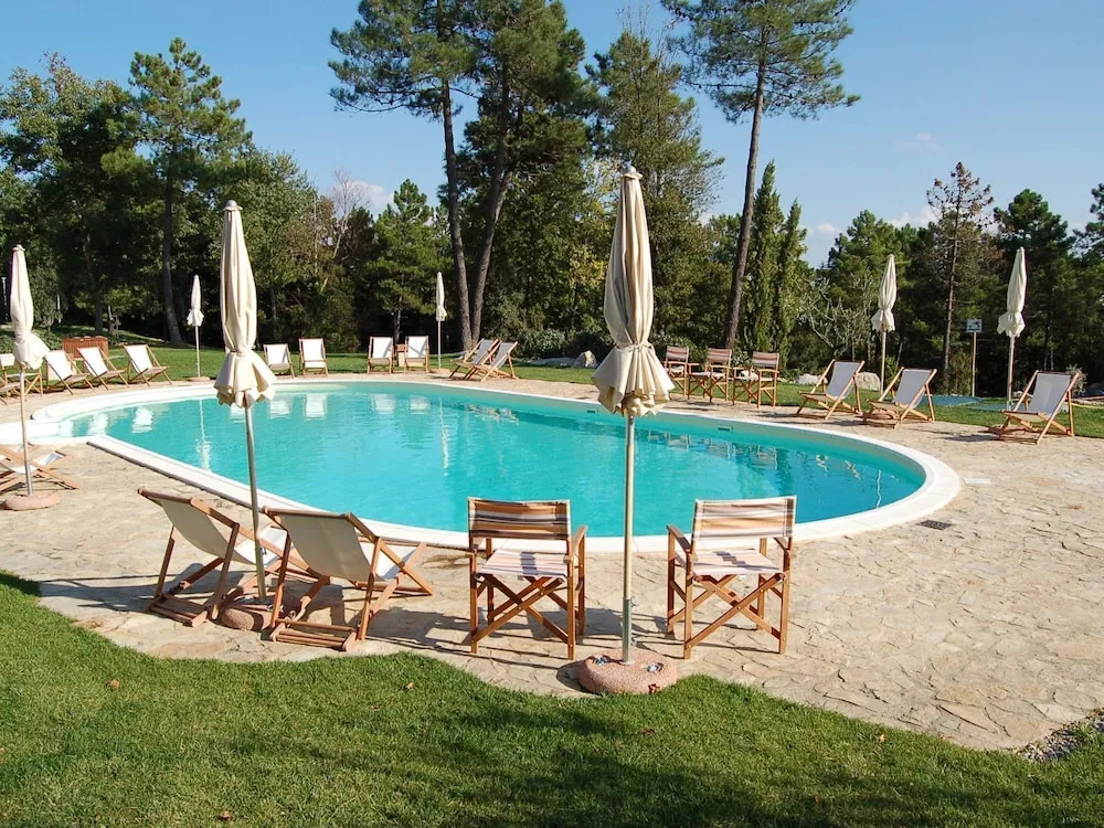 Delightful Holiday Home With Garden, Pool, Heating, Parking