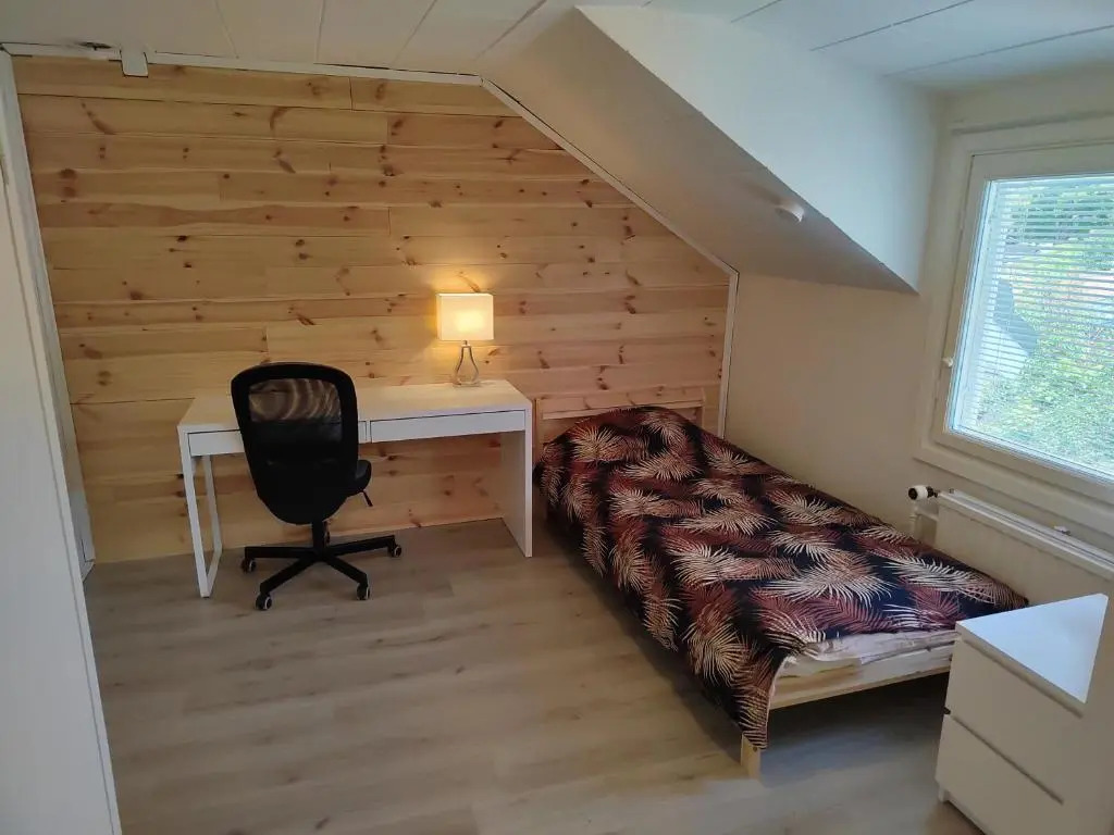 Kalle's unluxury guest house Aircon 15min city center by train