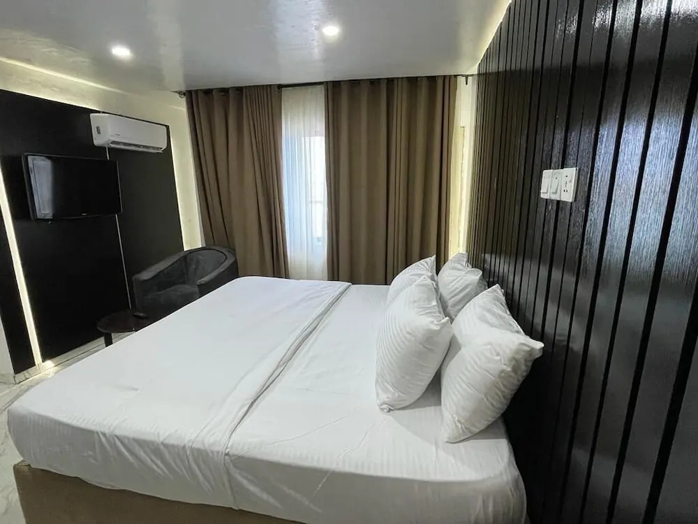 Royal Crest hotel and suite