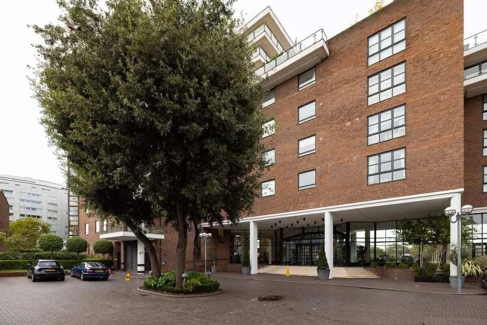 The River Thames View - Stunning 2bdr Flat With Study Room + Balcony