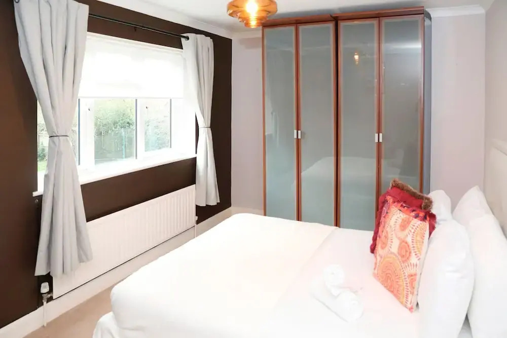 Hassocks Hideaway With Parking Garden