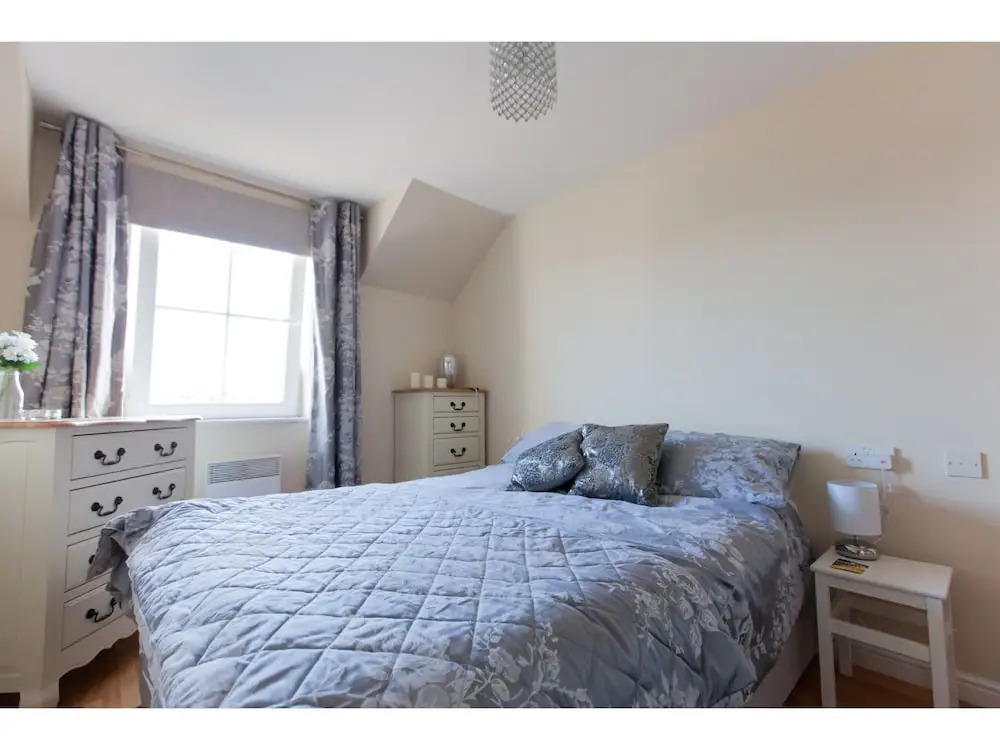Park & Play! Superb Flat W/parking Near Shore