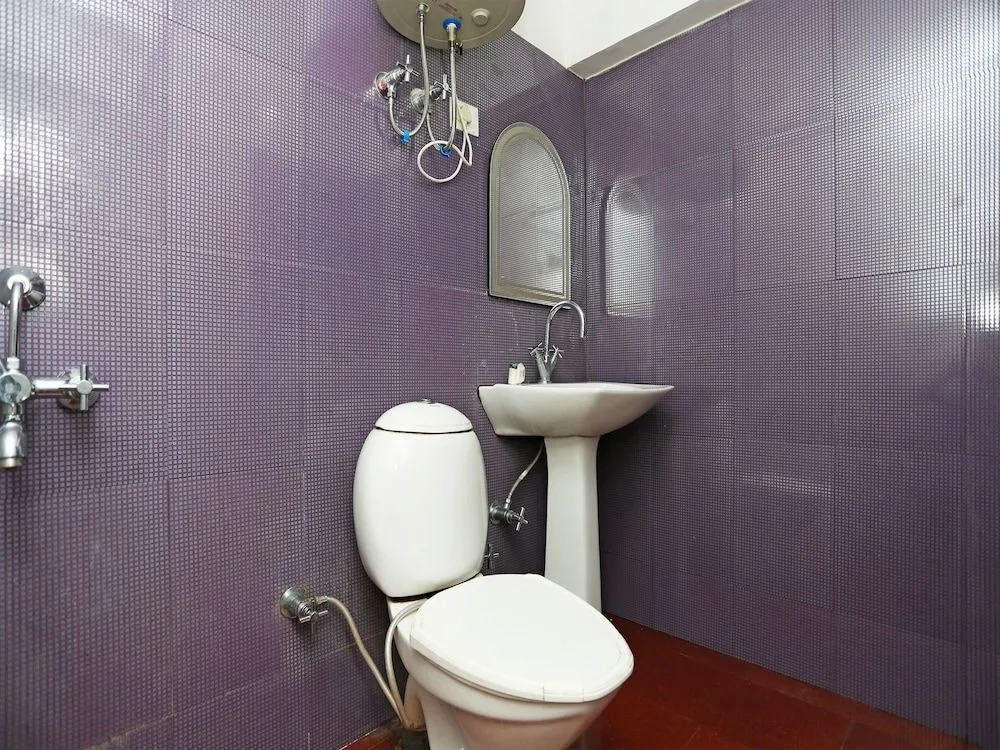 OYO 18568 Ratan Hotel
