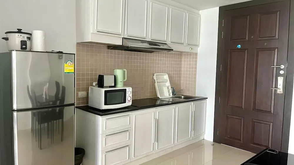 6-30 - 1 Bdr Condo With Balcony and Shared Pool