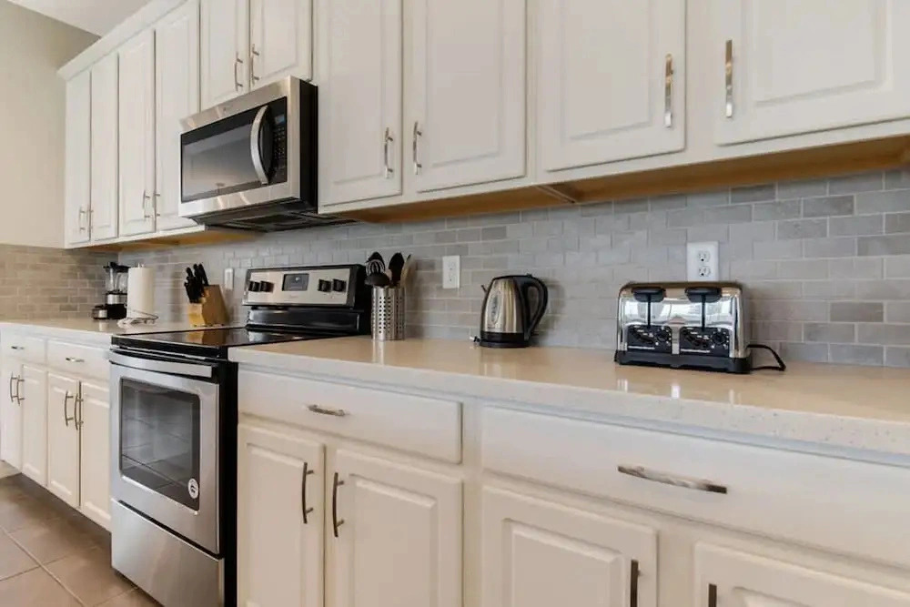 Upscale 9BR Stay With Pool and Themed Rooms