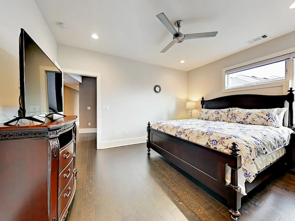All-suite 3br/3.5ba W/ Rooftop Deck, Near Downtown 3 Bedroom Condo