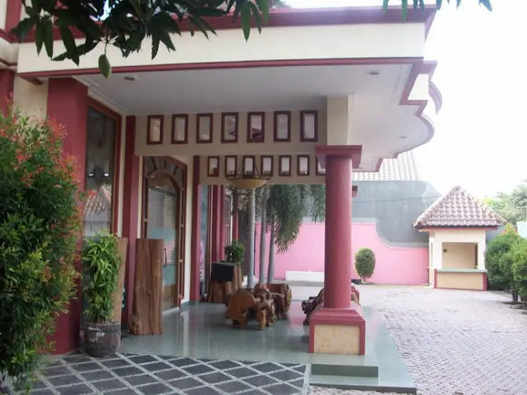 Azifa inn Solo