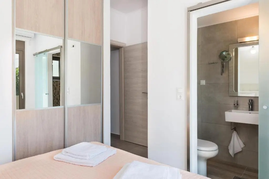 Niovi Seaside Suites