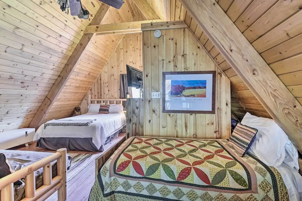 Ski-in/ski-out Red River Cabin w/ Mtn Views!