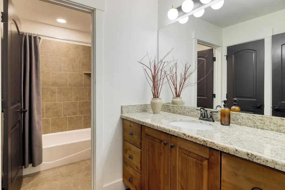 Abigail Drive Year-round Retreat w/ Hot Tub Near Trails + Historic Main St