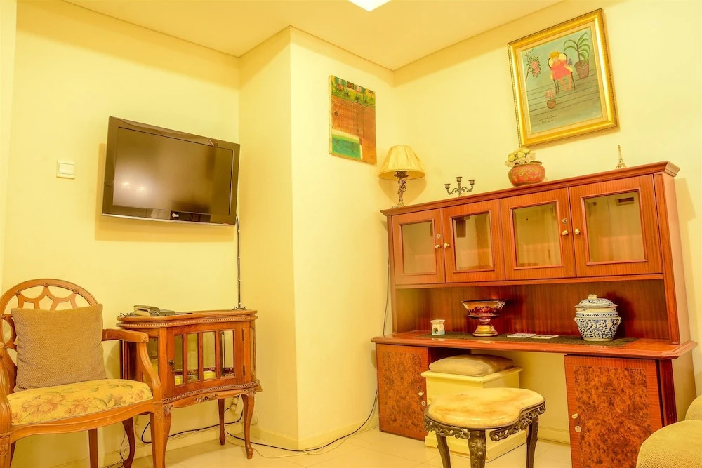 1 Vintage Bedroom at Cosmo Terrace Apartment by Travelio
