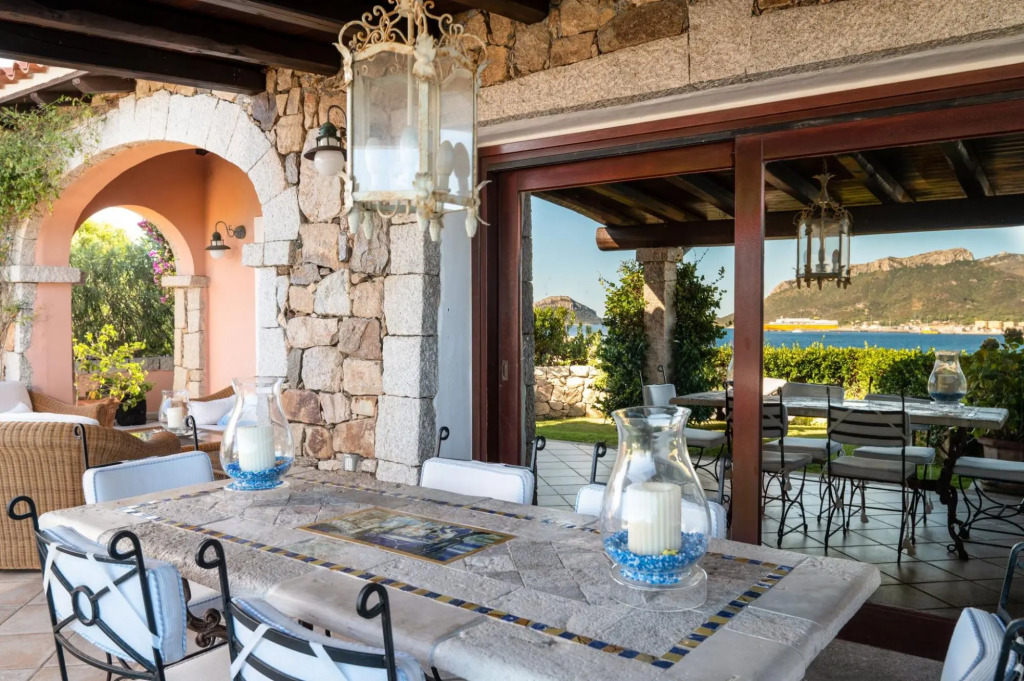 This large apartment is located on the ground floor, has a beautiful garden and a spacious terrace o-S'ABBA 11
