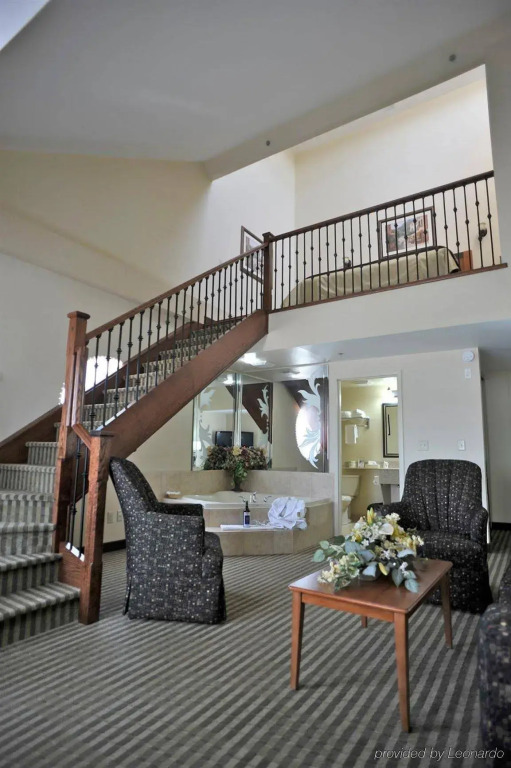 Monte Carlo Inn Barrie - Newly Renovated