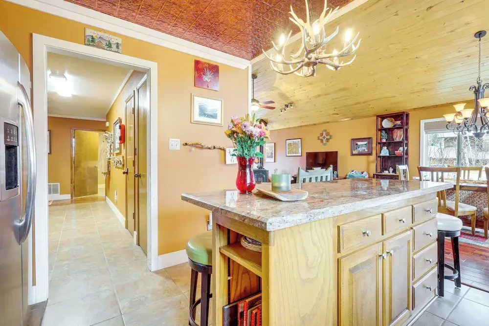 Walk to Main St: 'mountain Creek Home' w/ Gameroom
