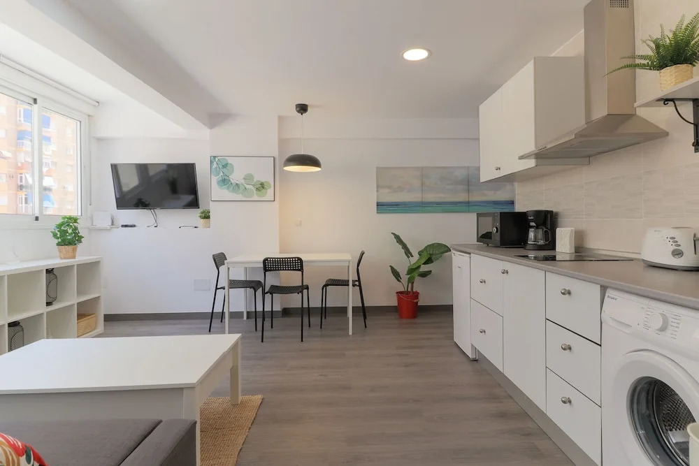 Bright Málaga Beach and Downtown Apartment