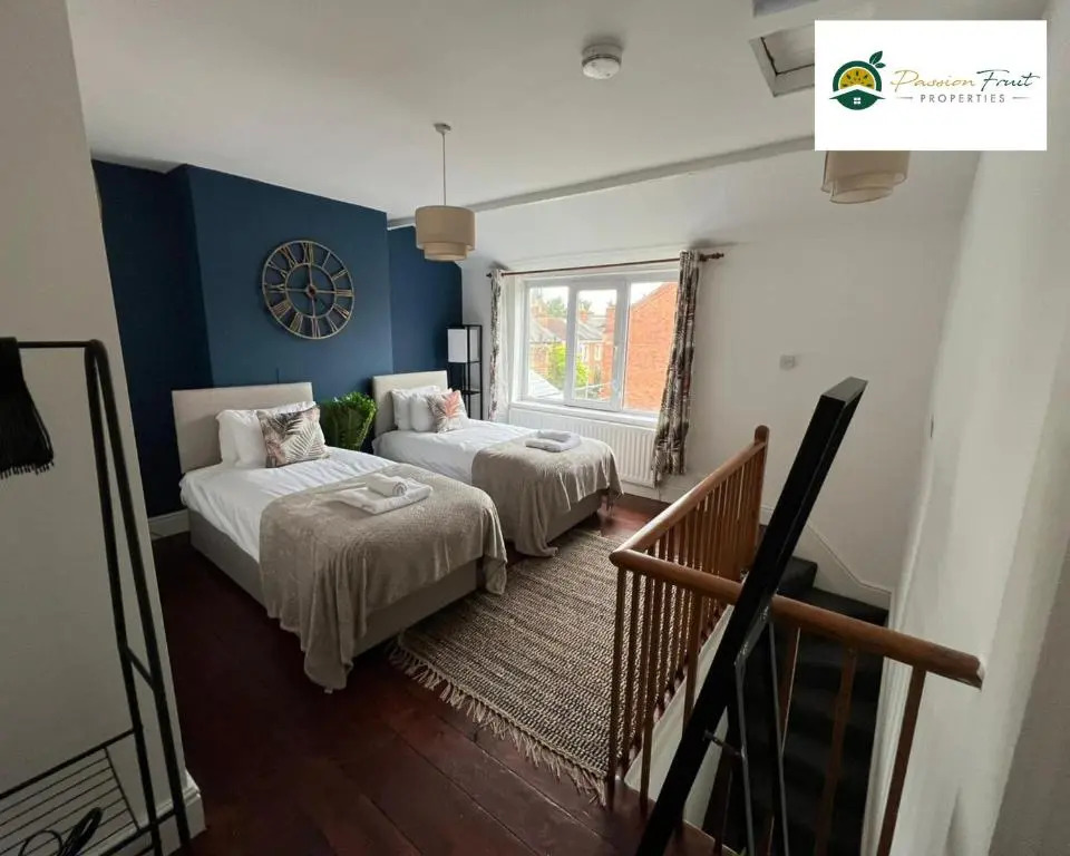 4 Bedroom 3 Bath House By Passionfruitproperties Opposite Coventry City Centre With Free Wi-fi & Garden