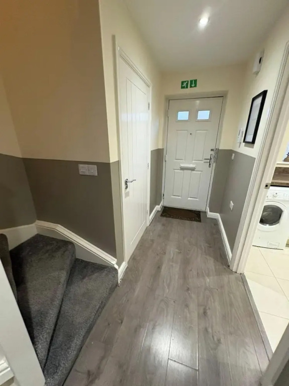 Spacious 3-bed House - Sleeps 8, Garden & Parking