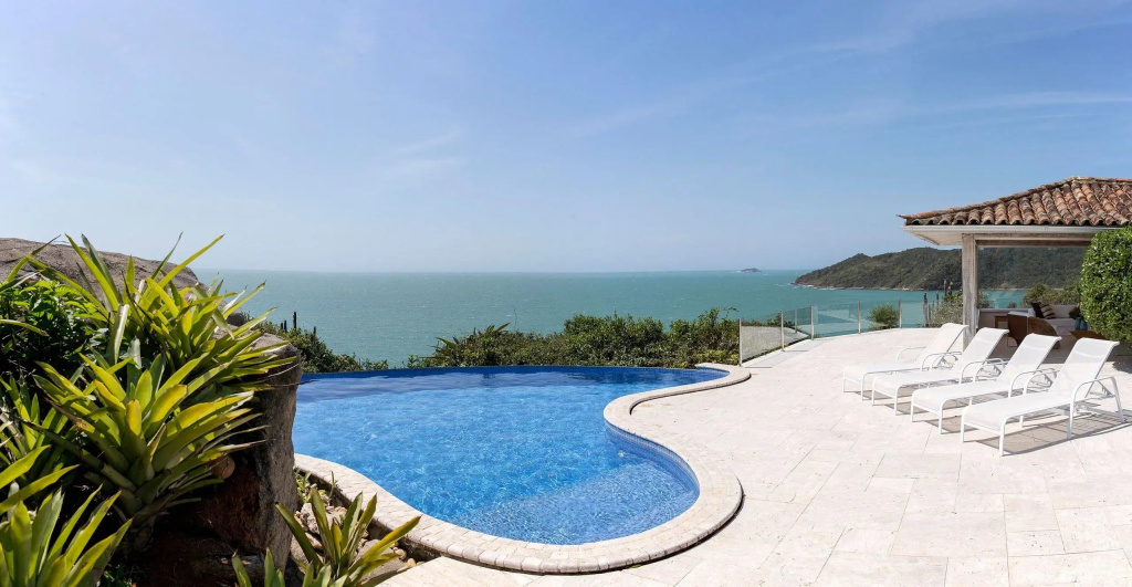 Exuberância & Acesso Direto à Praia da Tartaruga com Uma Vista Única Por Luxury Rentals