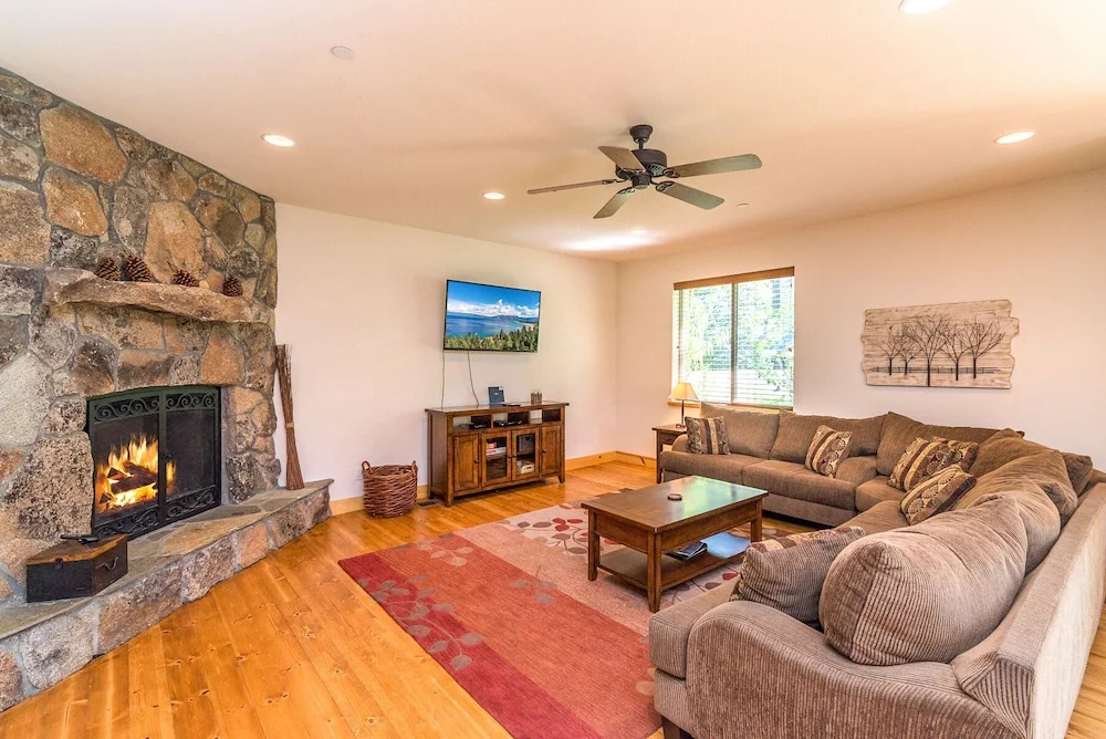 Large 4br W/ Pool, Fenced Backyard - Bike To Beach 4 Bedroom Home