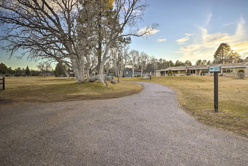 Sunny Show Low Home: Deck, BBQ & Golf Course Views